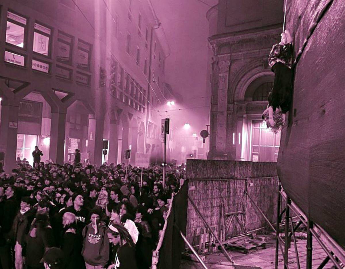 Il corteo dell'odio a Bologna: Giorgia appesa a testa in giù
