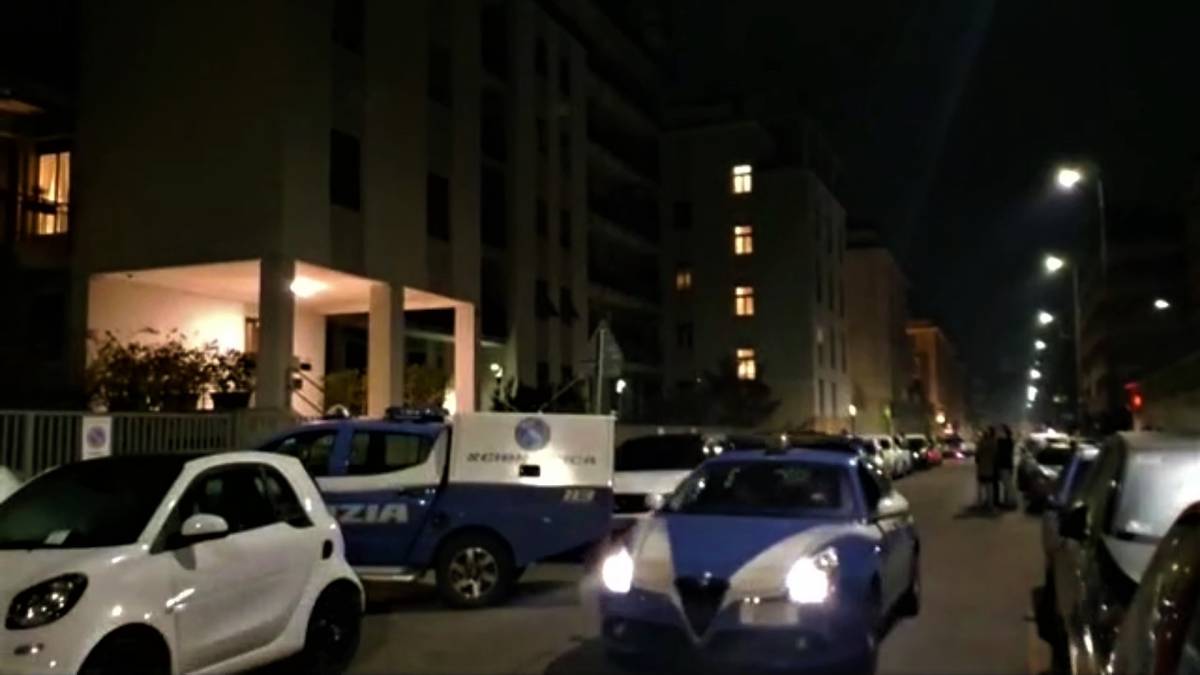 84enne spara alla moglie e si toglie la vita: il dramma familiare a Milano