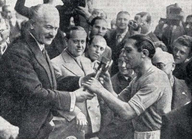 Parigi, 19 giugno 1938: il presidente francese Albert Lebrun consegna a Giuseppe Meazza la Coppa Jules Rimet del 1938 dopo la vittoria in finale dell'Italia contro l'Ungheria
