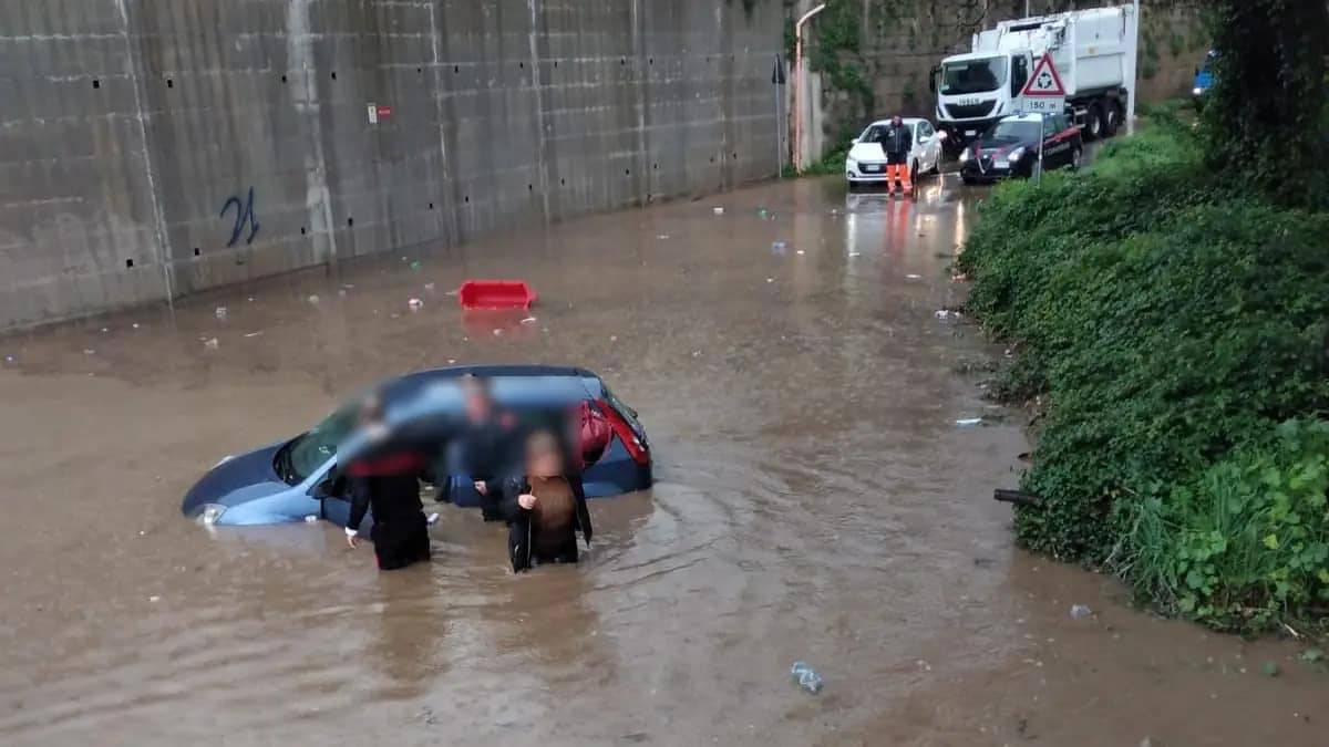 Strada si trasforma in fiume, donna intrappolata in auto salvata dai carabinieri
