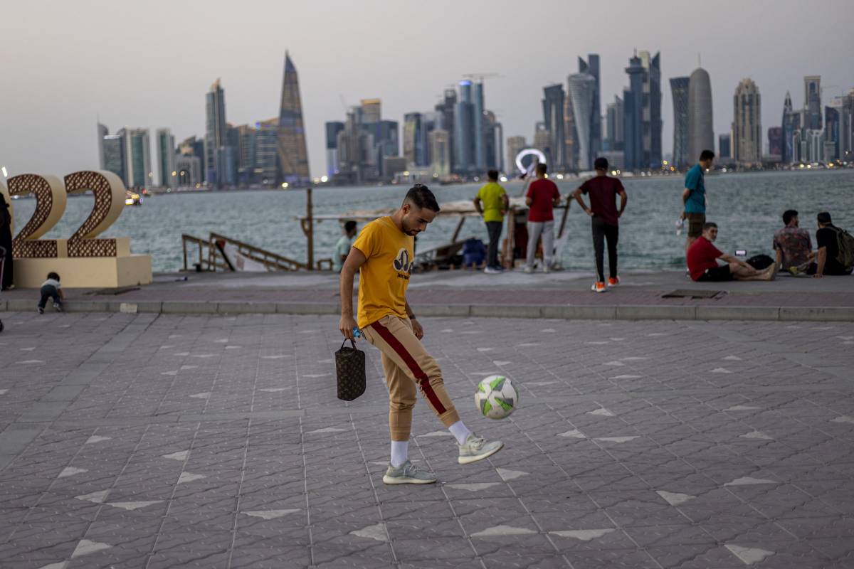 "Oggi mi sento arabo, gay e migrante...". Infantino difende il Mondiale in Qatar
