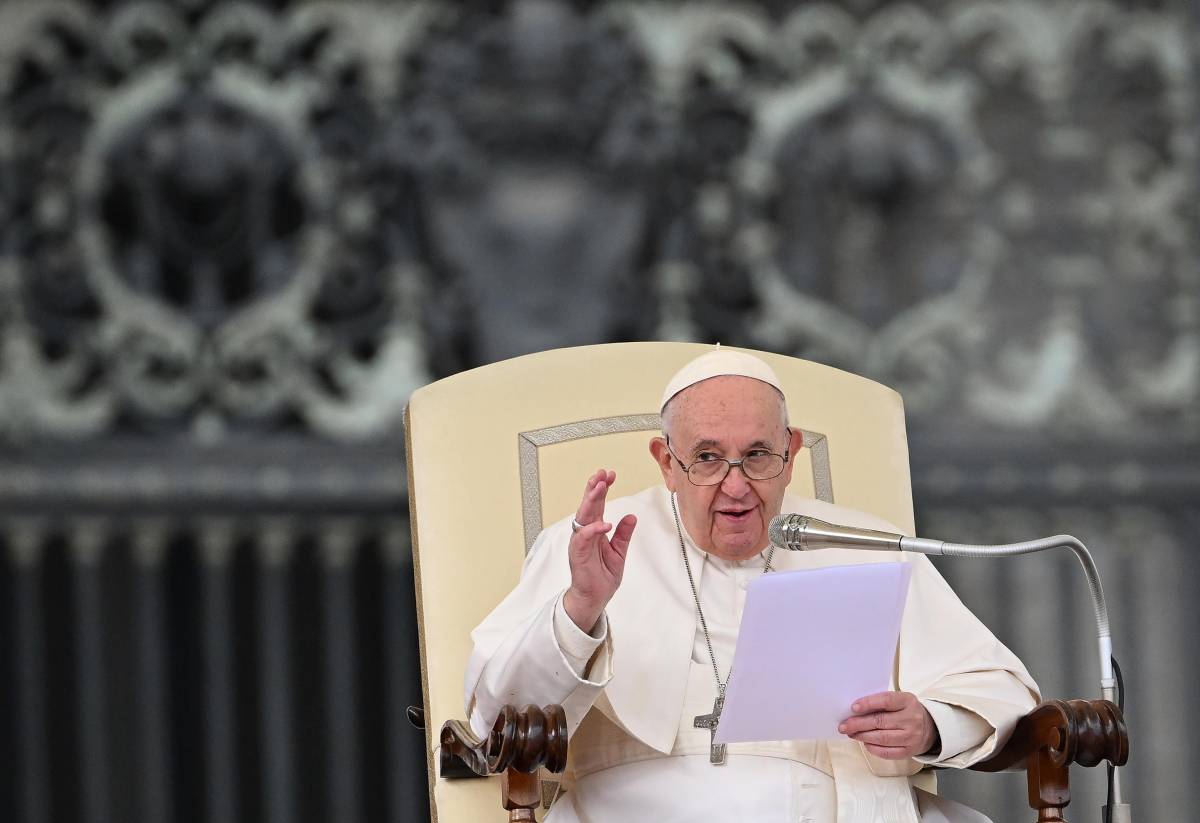 Il Papa a Messa in sedia a rotelle: "Quante guerre e dignità calpestate..."
