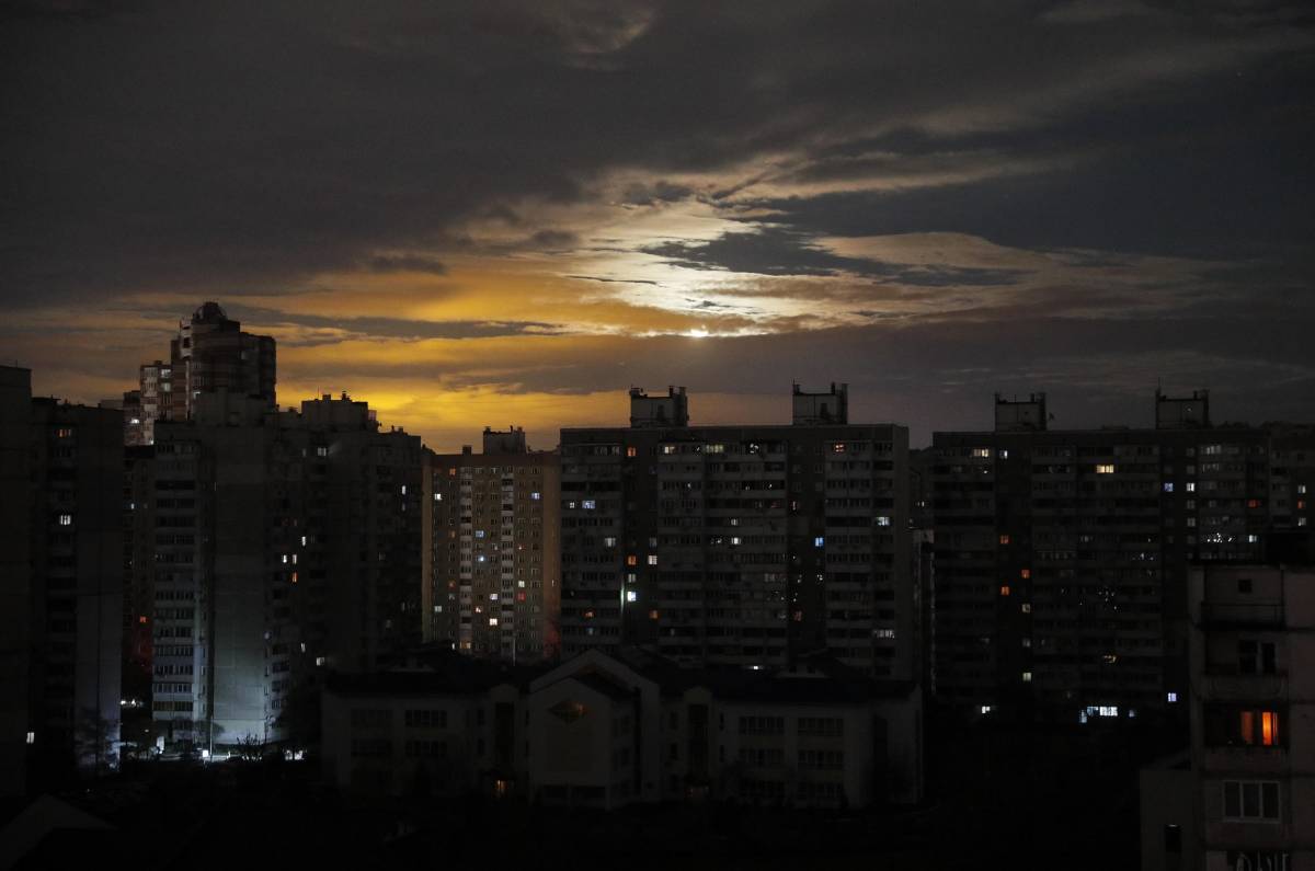 Kiev, il 70% delle case ancora senza luce. Le madri dei soldati contestano Putin