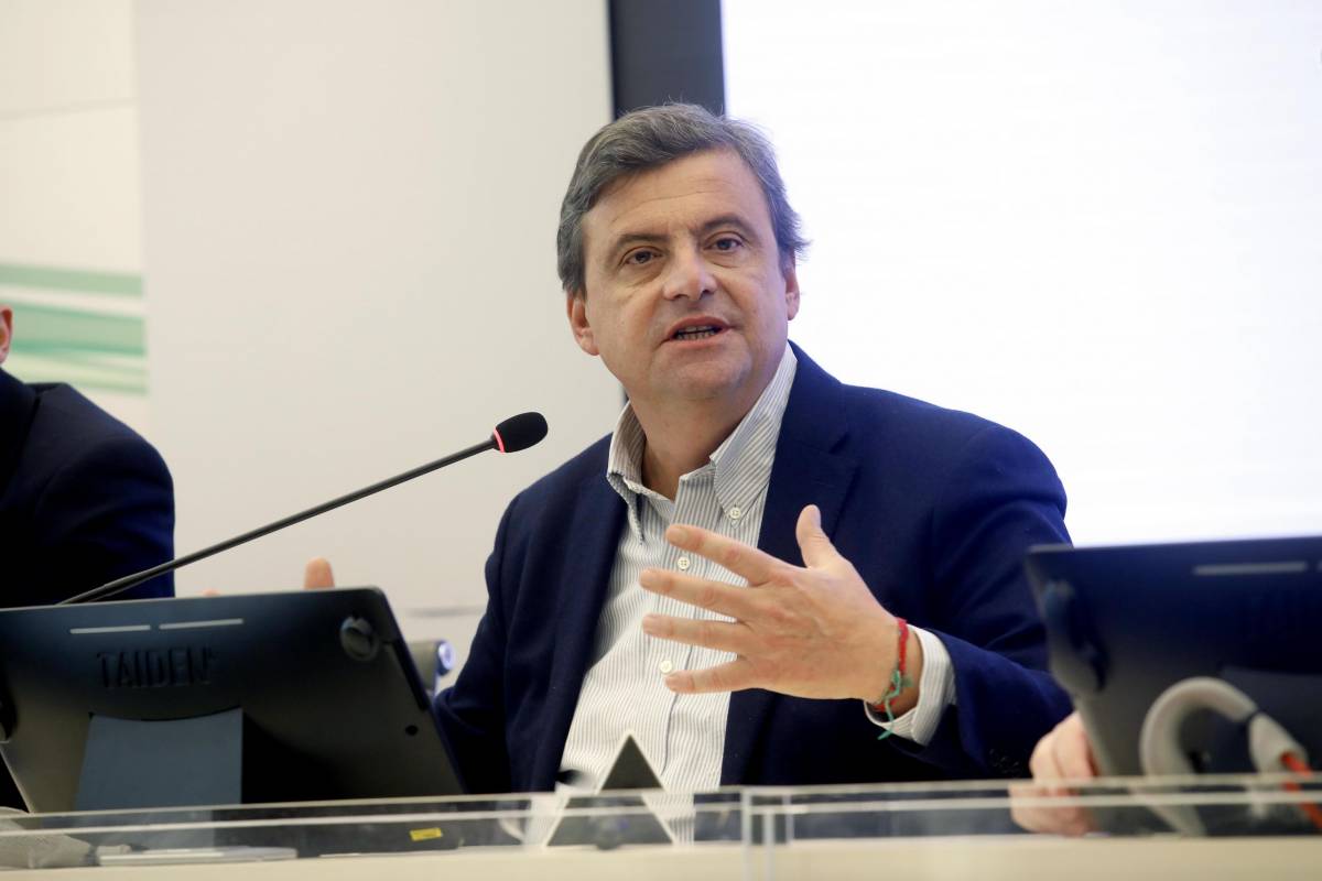 "Non è il ras della Puglia...". Calenda avverte Emiliano