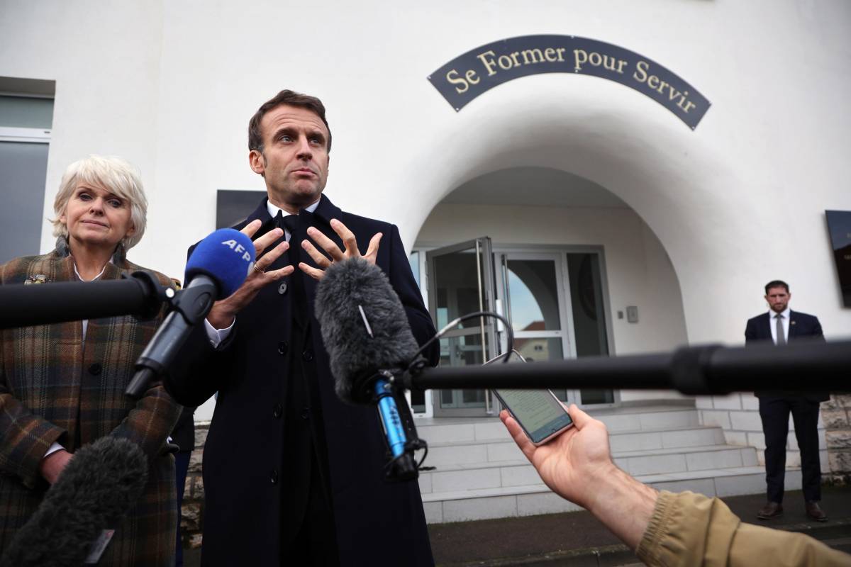 Macron in difesa dopo le accuse: "Non sono al centro dell'indagine"