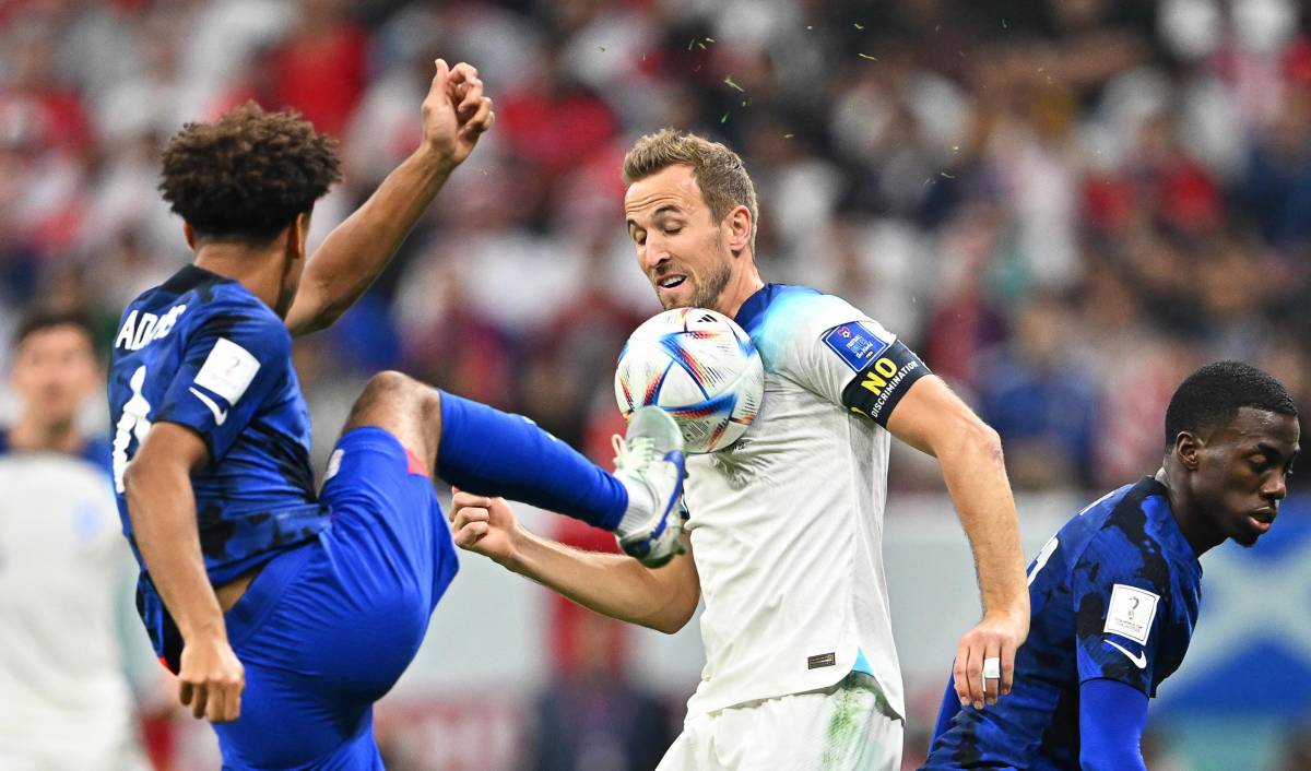 Harry Kane in un contrasto con il difensore Adams nello 0-0 tra Inghilterra e USA