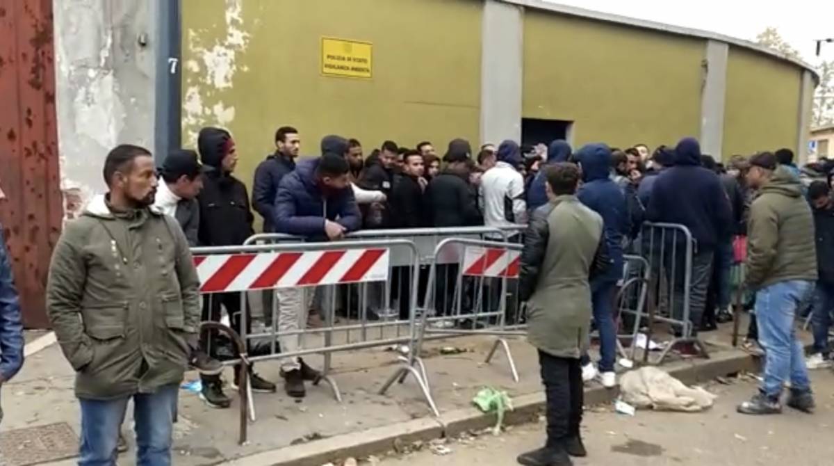 Coltelli, sputi e calci: la polizia nell'inferno di via Cagni a Milano