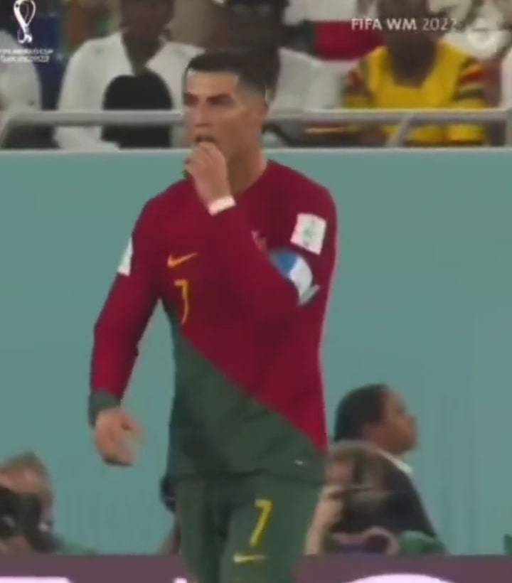 "Cosa si è infilato in bocca?". Gesto misterioso di Cristiano Ronaldo contro il Ghana