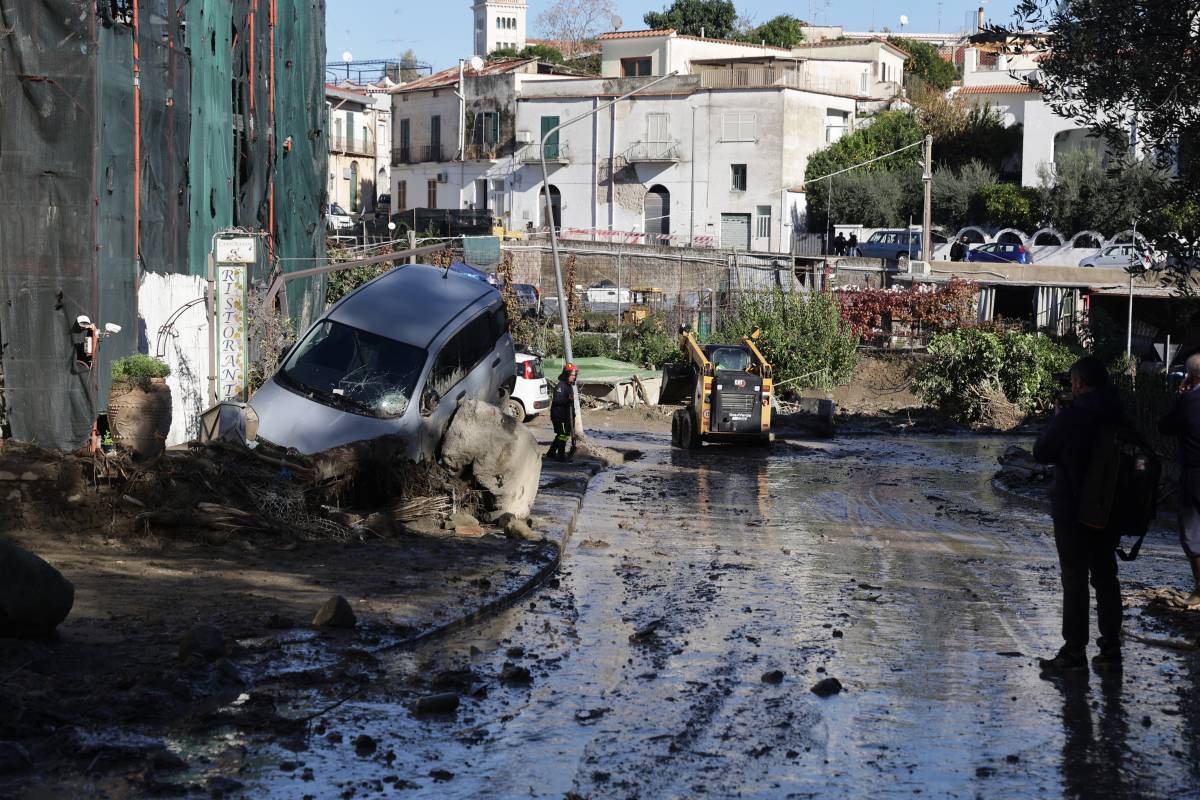 Ischia, tre filoni dell'inchiesta. Casamicciola trema ancora. Pronta l'evacuazione generale