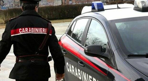 Punta il mitra contro i carabinieri (e parte un colpo): due giovani arrestati a Napoli
