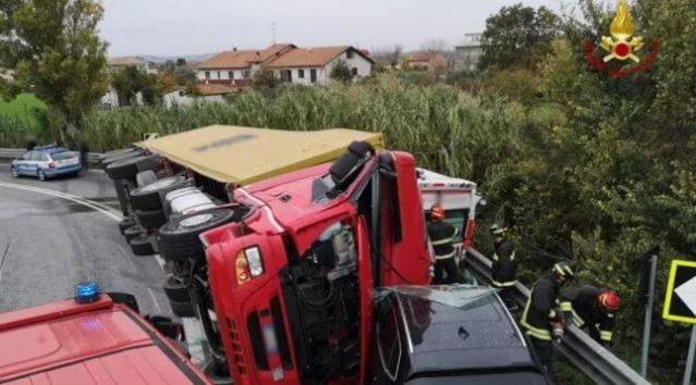 Camion si ribalta e schiaccia un’ambulanza: almeno 2 morti