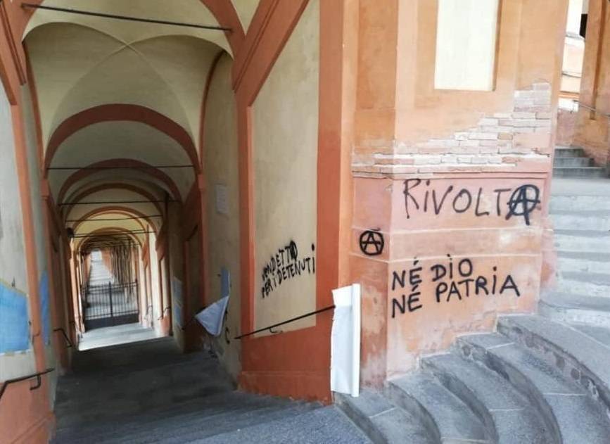 Alcune frasi anarchiche comparse a Bologna nei mesi scorsi