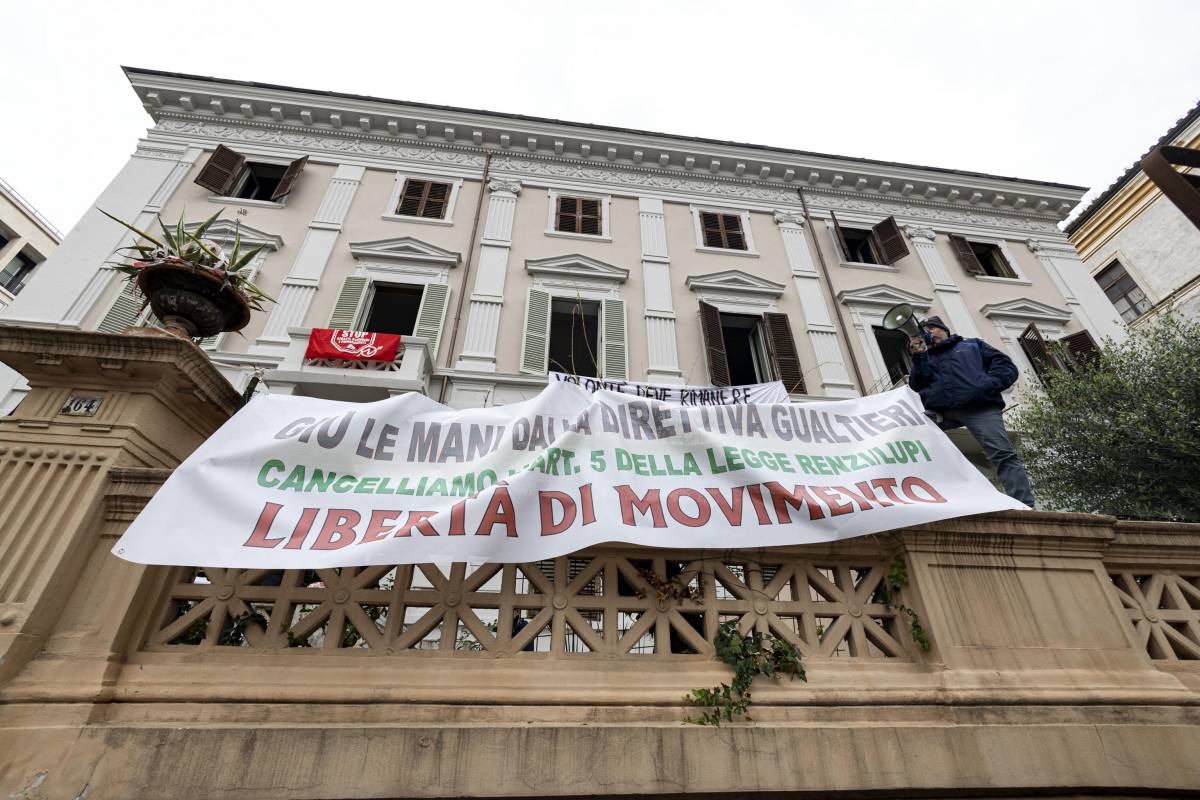 Palazzo occupato a Roma, caos e traffico bloccato: "Attuare direttiva Gualtieri"