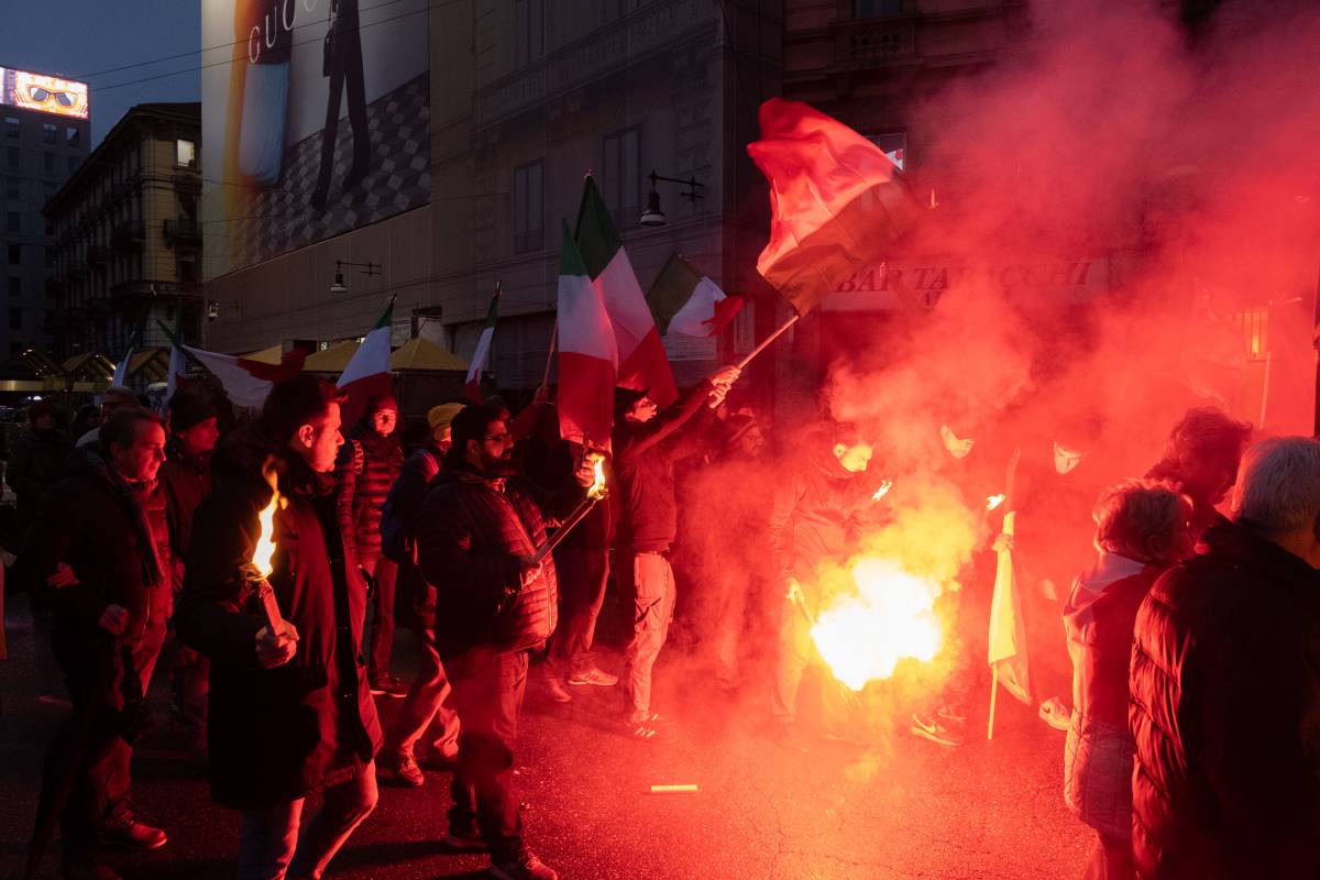 A Milano torna il "patentino antifascista" per manifestare. La Russa: "Roba da soviet"