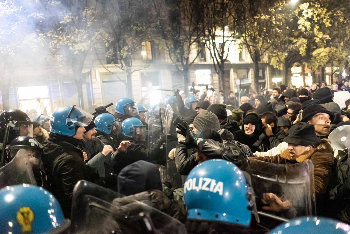 Scontri tra antagonisti e forze dell'ordine a Milano: feriti due poliziotti