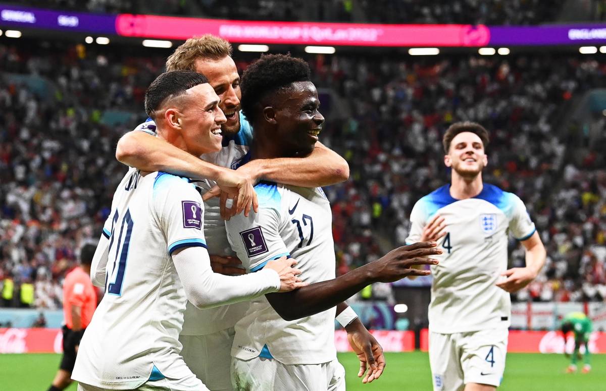 Kane, Saka e Foden festeggiano il 3-0 in Inghilterra-Senegal