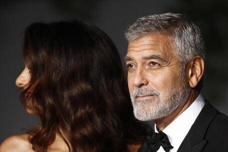 "Mi davano schiaffi sul sedere". La confessione di George Clooney 