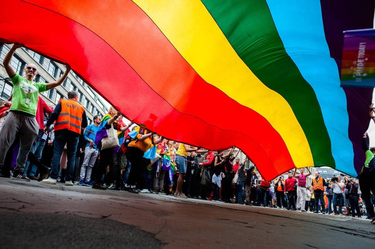 "Riconoscere i genitori gay in tutti i Paesi". Il diktat gender di Bruxelles