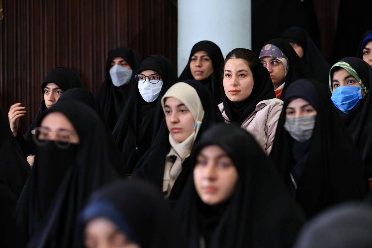 Stretta in Iran: "Niente scuola per le ragazze senza il velo"