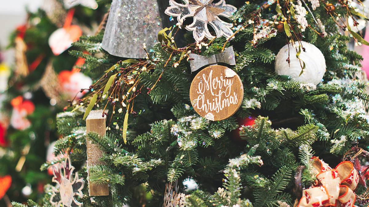 Addobbi per l'albero di Natale: 5 idee da realizzare con i nipoti