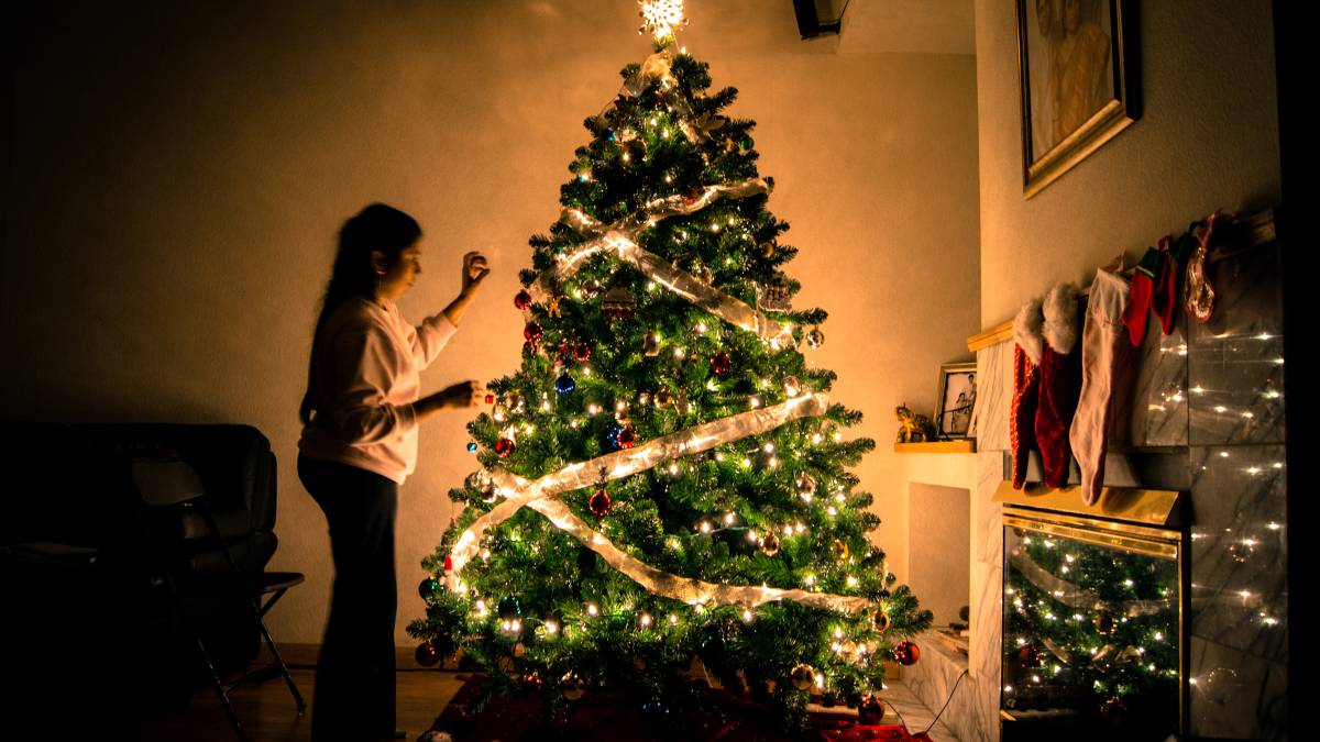 Fa l'albero di Natale, bambino di 10 anni muore folgorato davanti ai genitori