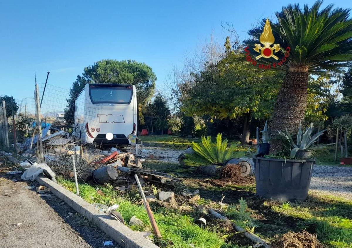 Bus con 41 bambini finisce fuori strada: feriti