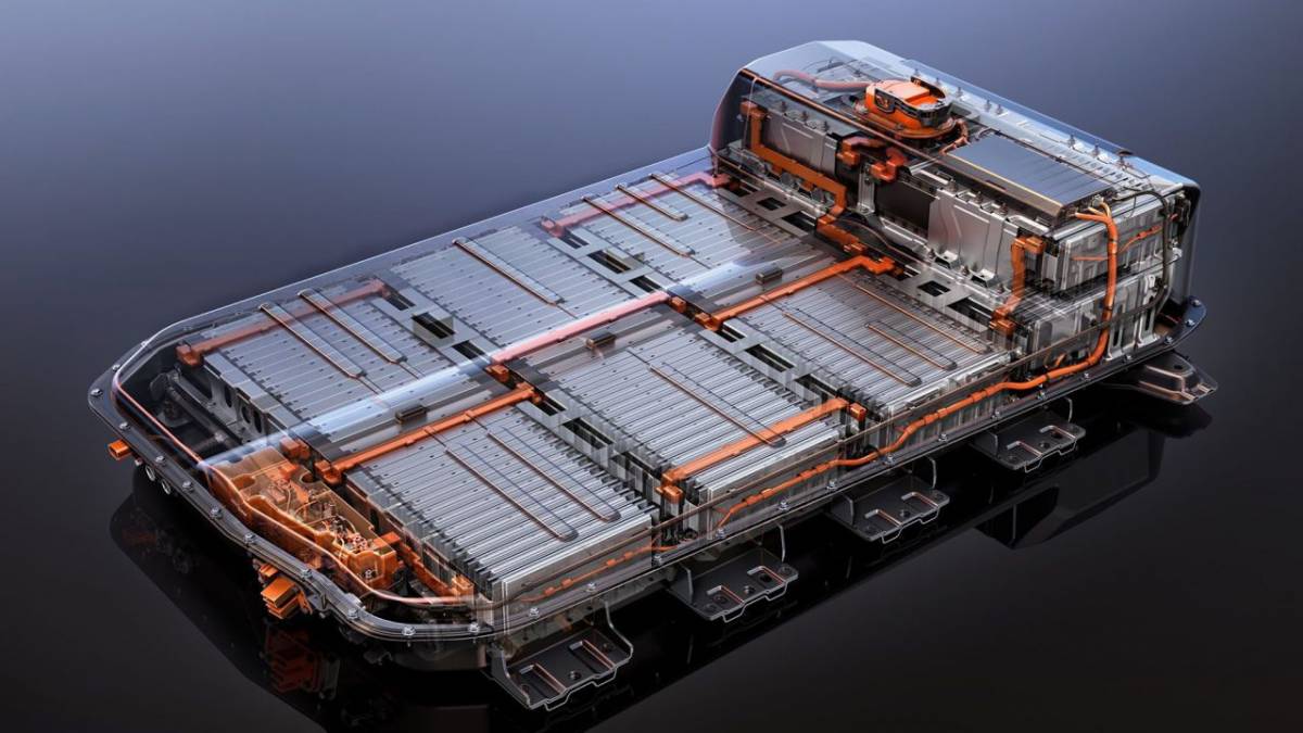 Auto elettriche, nel 2022 cresce per la prima volta il prezzo delle batterie 