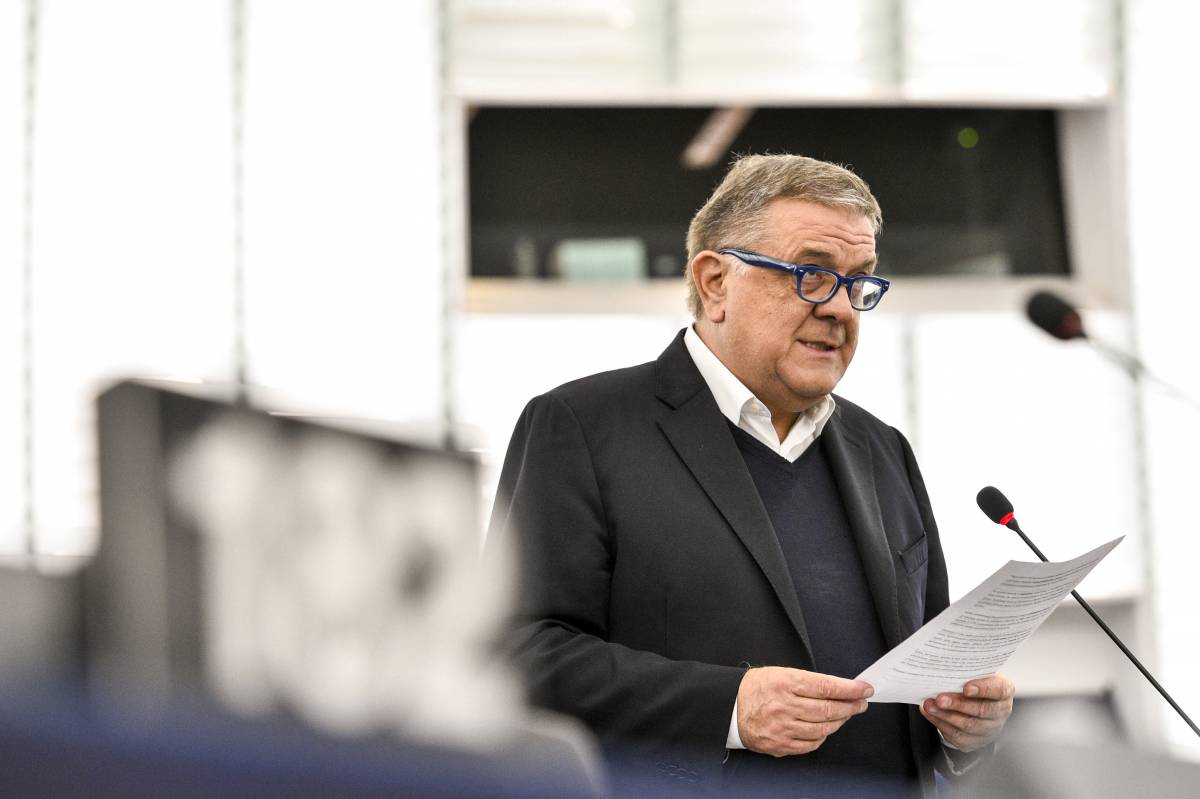 "Le domande scritte da Panzeri". Così la "cricca" avrebbe truccato la seduta del Parlamento europeo 