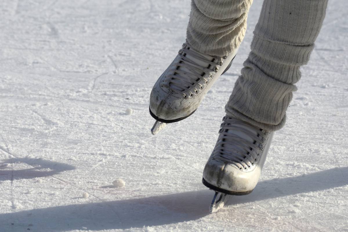 Udine, orrore alla pista di pattinaggio sul ghiaccio: bimbo con tre dita tranciate