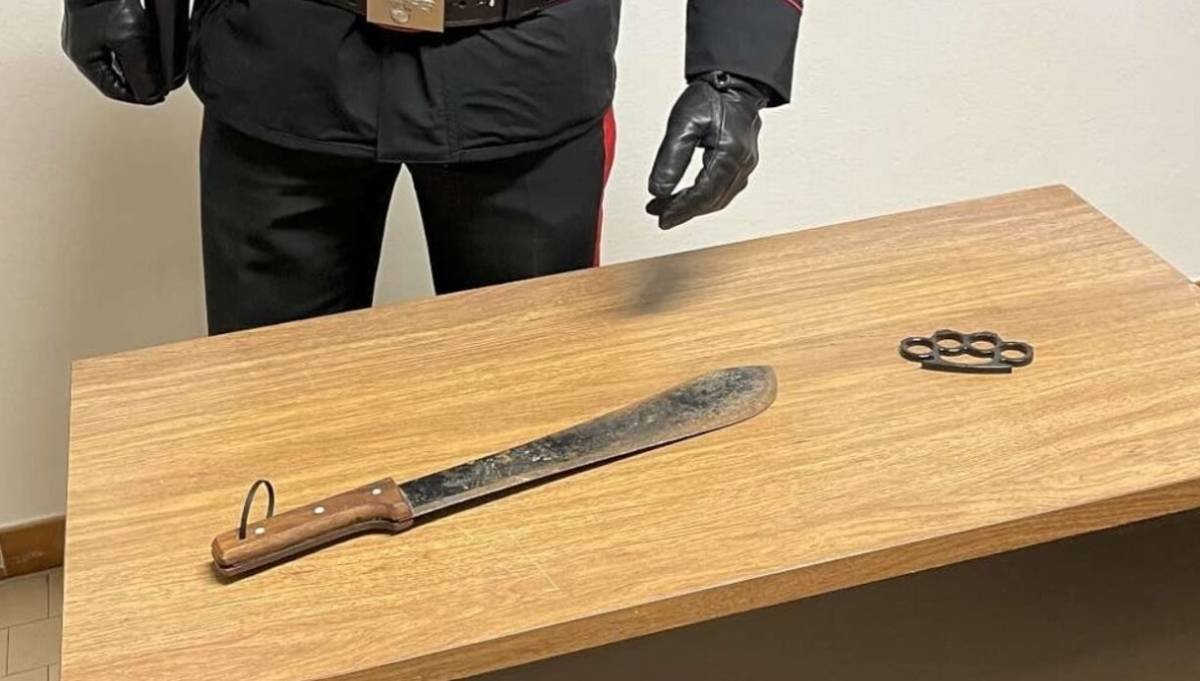 Il machete e il tirapugni requisiti dai carabinieri