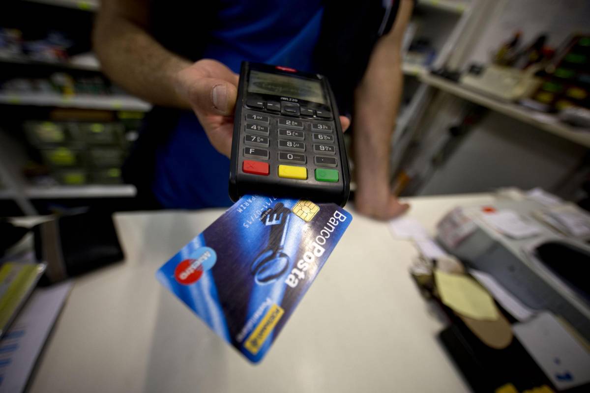 Roma, attenzione alla macchinetta copia-codici: così clonano le carte di credito 