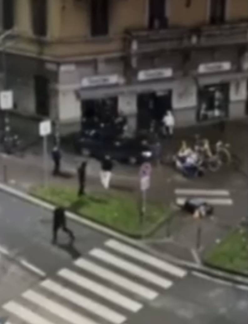 Auto accerchiata sul marciapiede a Milano: "Stato di illegalità permanente"
