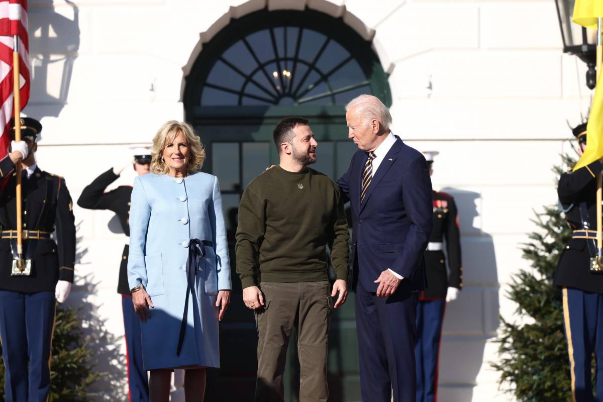 Zelensky alla Casa Bianca. "La guerra non è finita". Biden: "Ora i Patriot a Kiev"