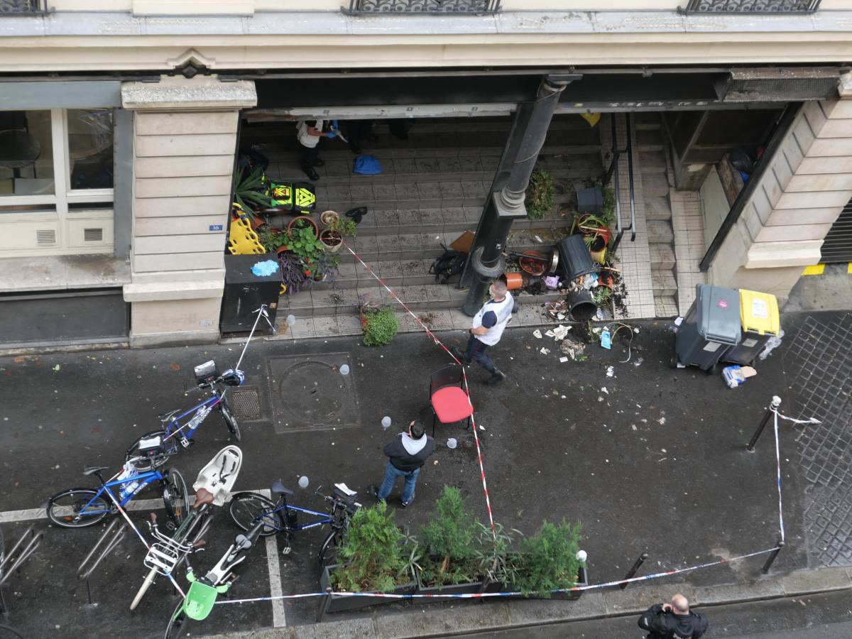 Gli attacchi a sfondo razziale, la sciabola e la pistola: chi è l'autore della sparatoria a Parigi