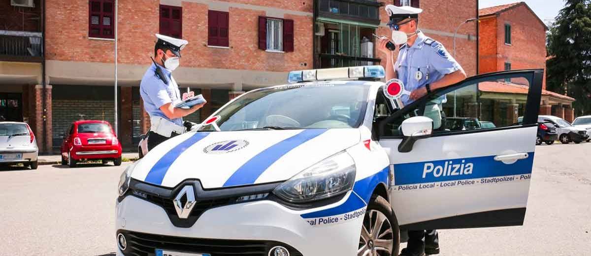 Una volante della polizia locale in provincia di Bologna