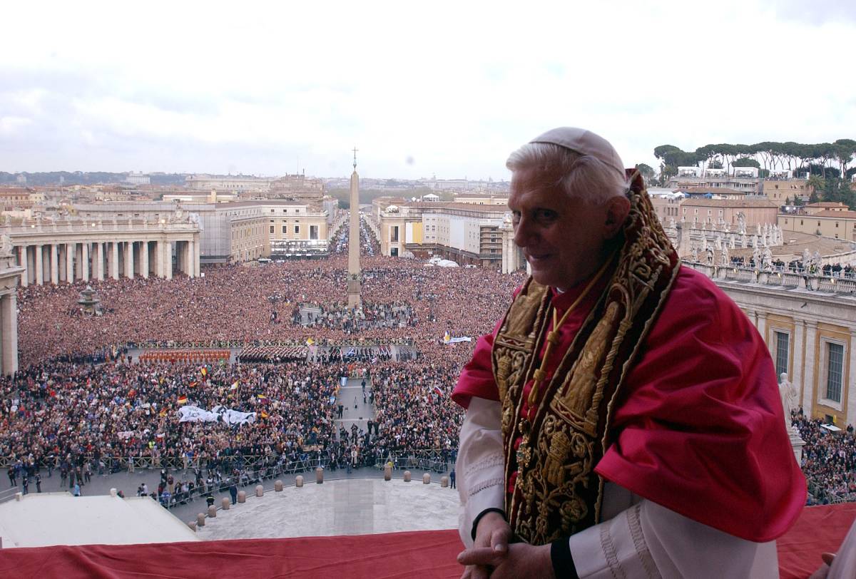 Ratzinger lucido e vigile concelebra la messa "Ha rifiutato il ricovero"