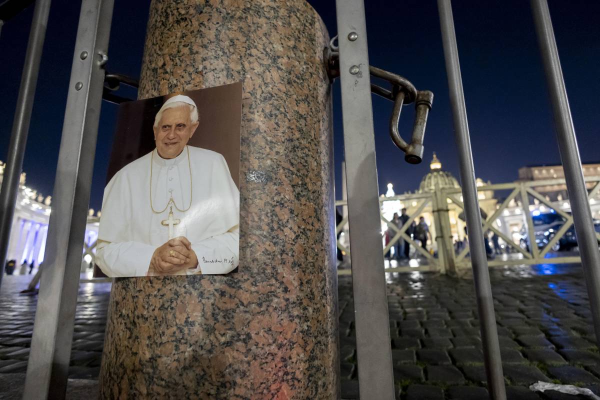 La morte di Ratzinger, la lettera, le dimissioni: cosa farà Bergoglio? 