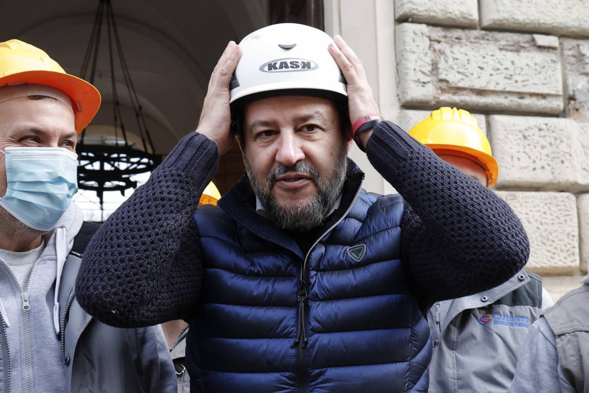 Dalle "ruspe" alle "gru": Salvini cambia passo