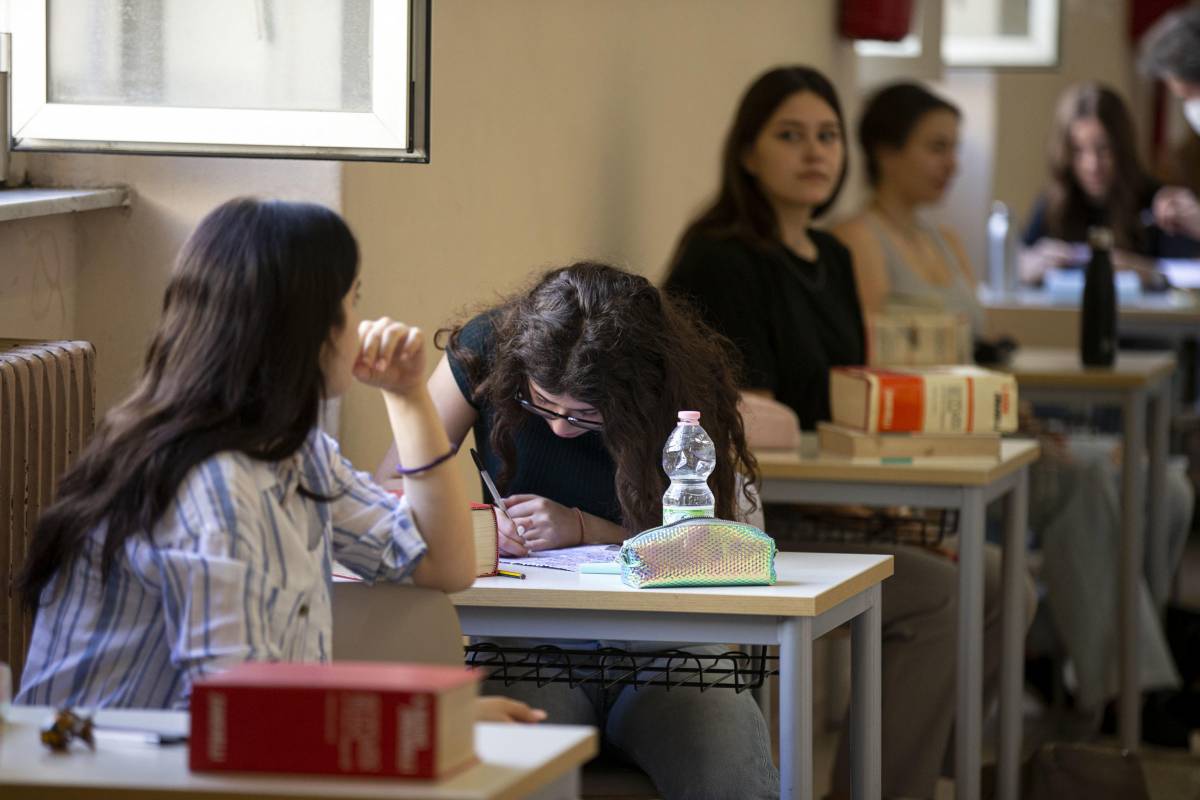 Scritte offensive sul registro di scuola: è polemica in un liceo di Roma