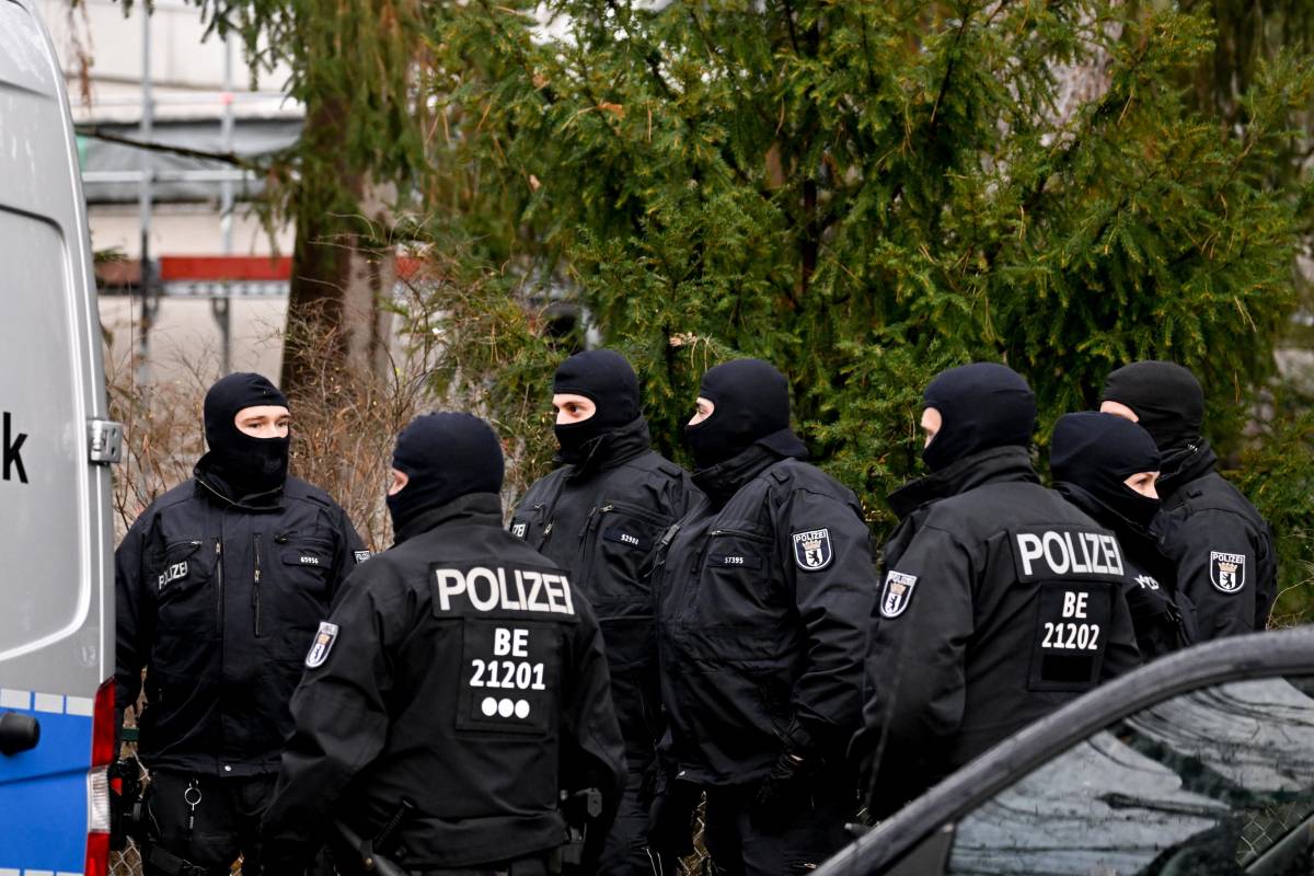 Armato con ostaggio all’aeroporto di Amburgo: arrestato dopo 18 ore di trattative