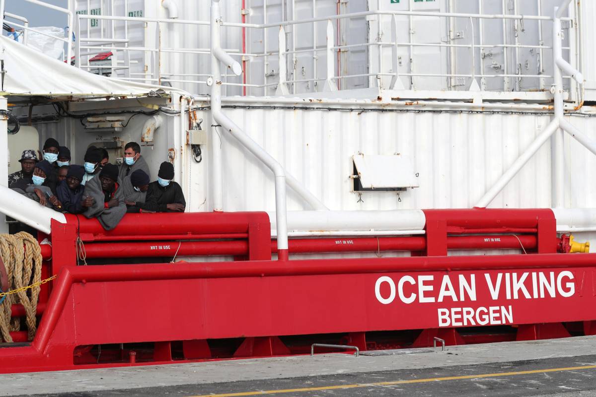 Sbarchi, il pugno duro funziona: la nave Ocean Viking fermata a Civitavecchia