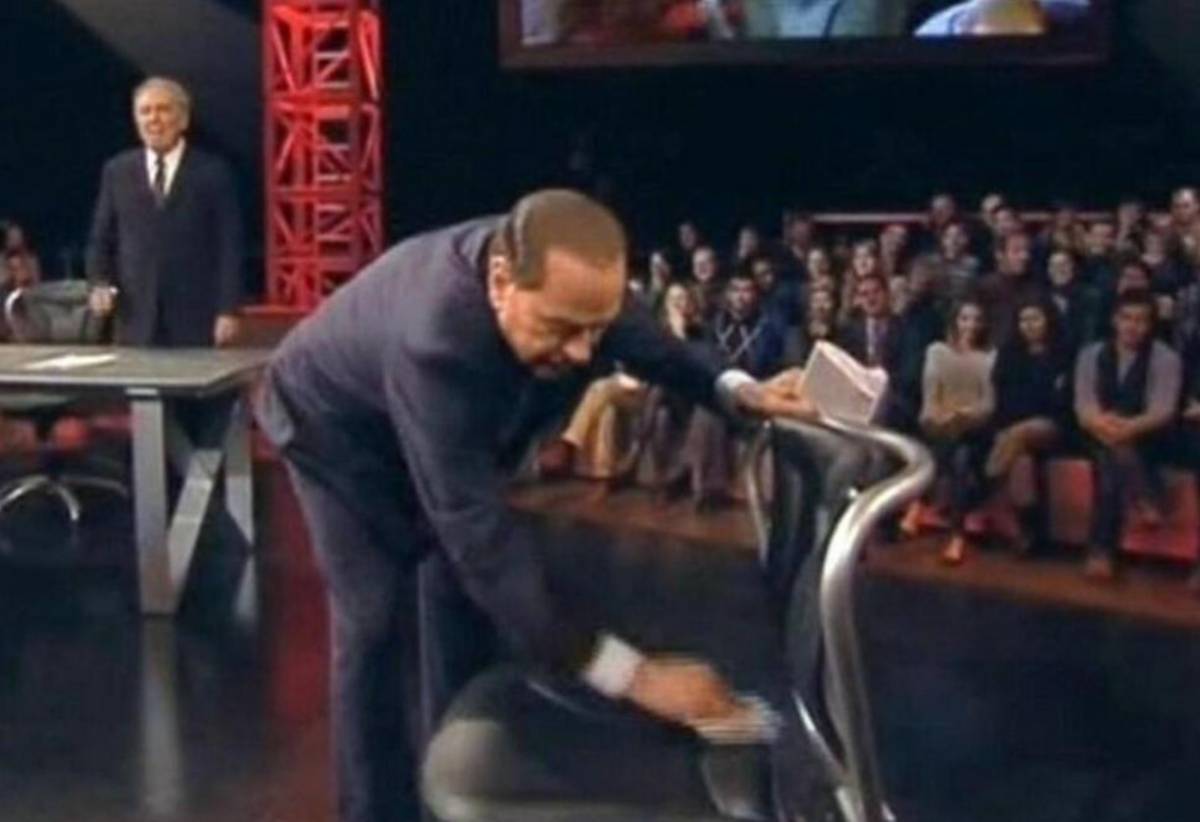 "10 anni fa...". Berlusconi celebra la storica "spolverata" a Travaglio