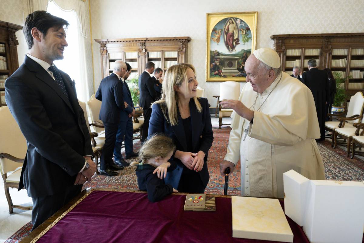 Meloni e la sua famiglia incontrano Bergoglio. "Un onore poter dialogare con il Santo Padre"