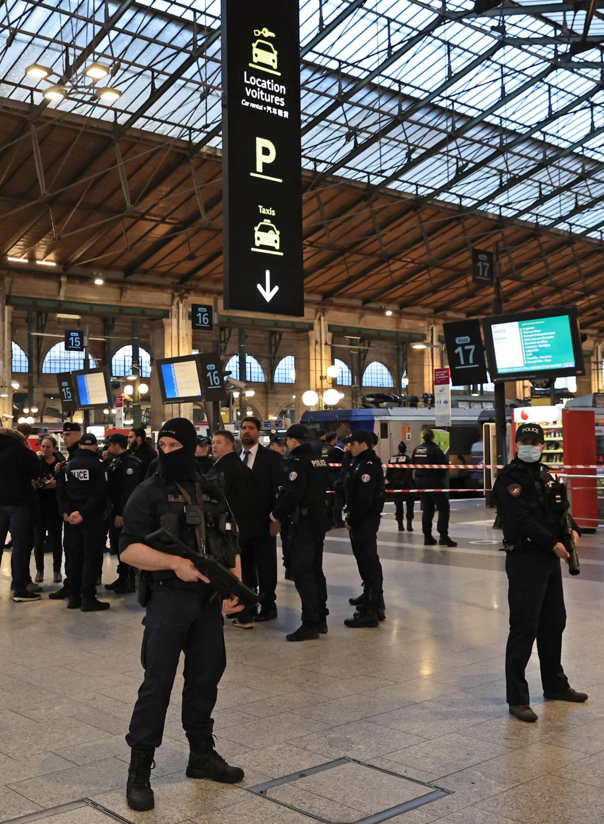 Libico, 23 anni, con decreto di espulsione. Accoltellate sei persone alla Gare du Nord