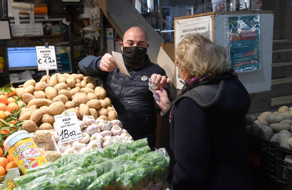 Adesso gli italiani tagliano il cibo. Meno 6,3 per cento la spesa alimentare