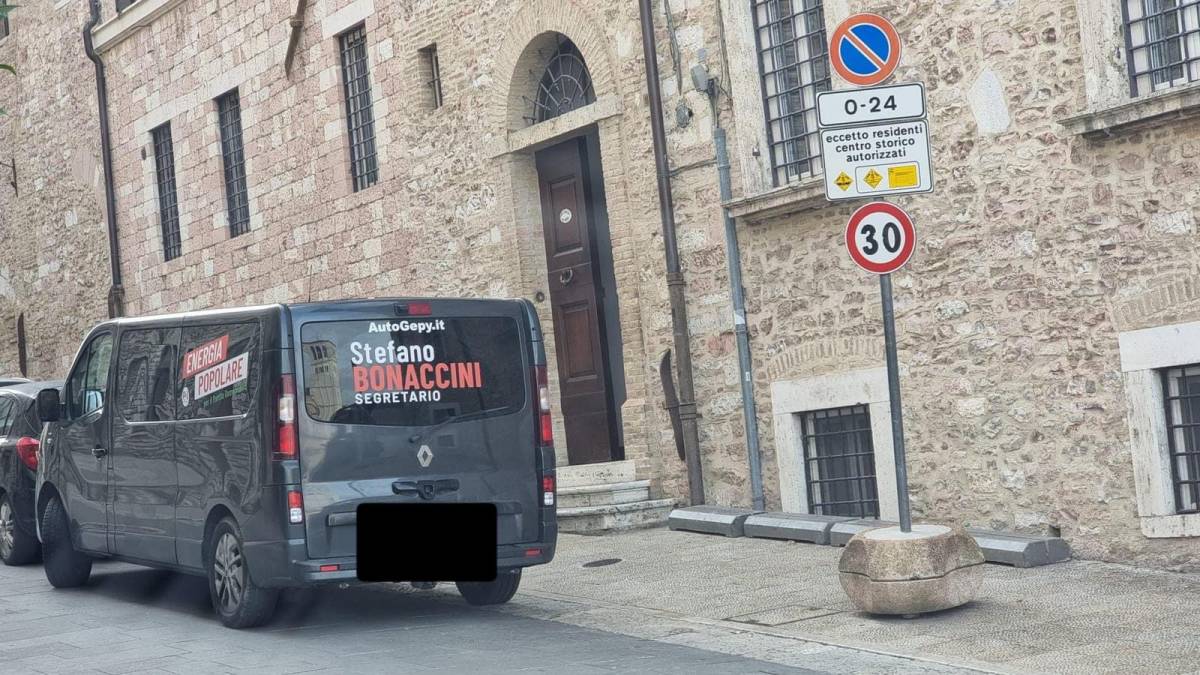 "L'arroganza al potere". Il van di Bonaccini in divieto di sosta ad Assisi