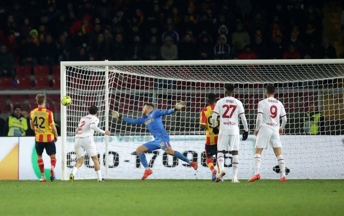 Il Milan non sa più vincere: 2-2 in rimonta sul Lecce. Il Napoli vola a +9