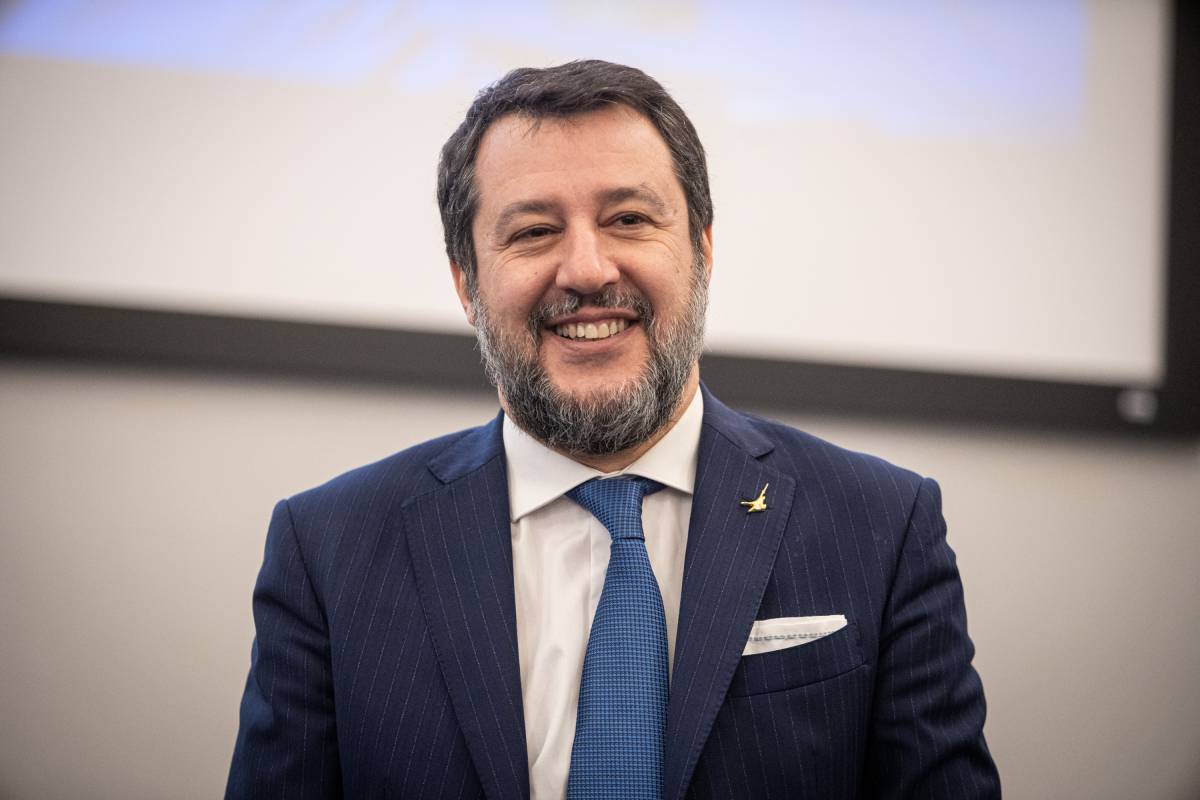 Il giuramento di Salvini davanti ai leghisti. "Autonomia nel 2023"