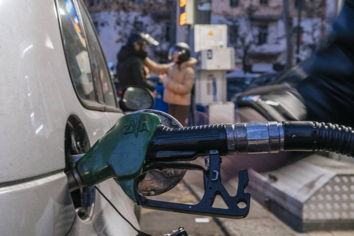 Il caro benzina rovina le ferie degli italiani. Sulla A8 il record: 2,7 euro per litro