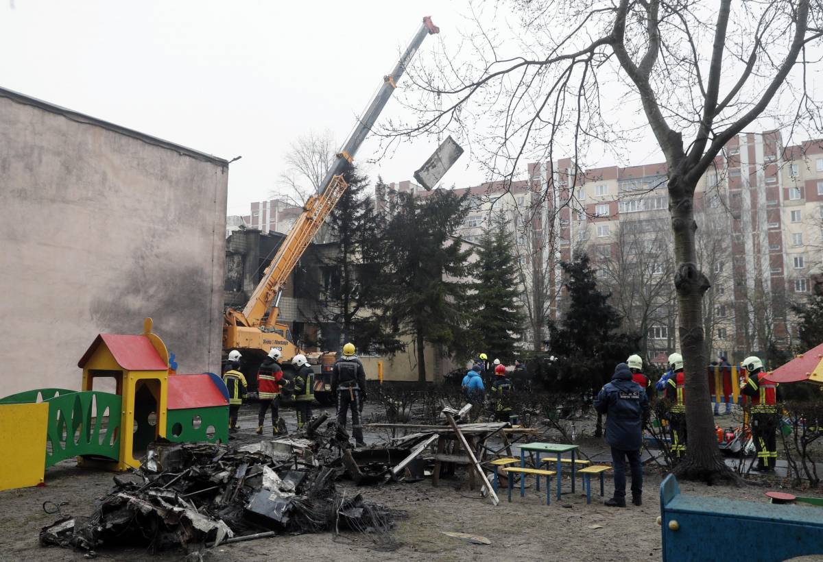 Precipita elicottero: muoiono tre leader del governo ucraino. Il giallo sulle cause